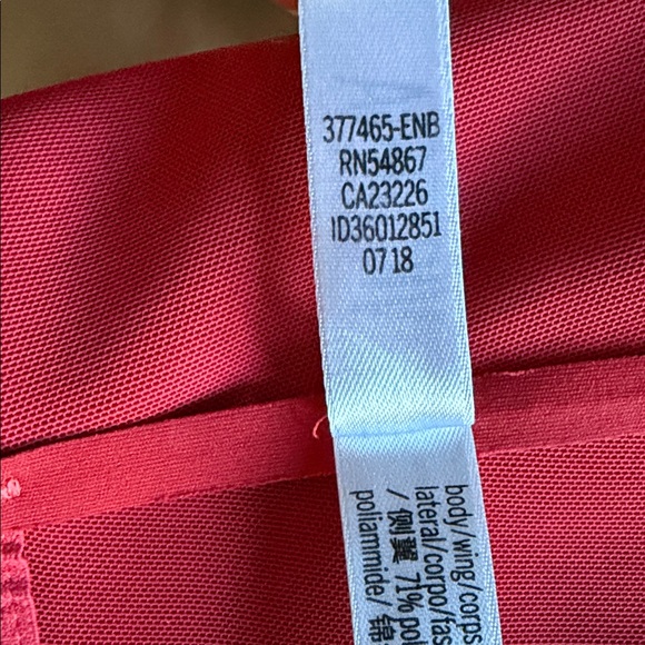 VICTORIA’S SECRET Incredible Ultra Light Sports Bra Red Size Medium - Picture 9 of 14
